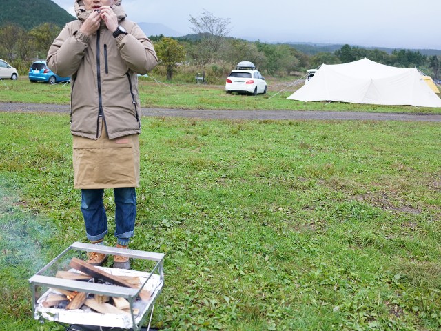 火の粉で穴はあけたくない 焚き火の服装 Emi Camp
